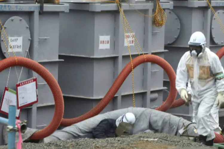Funcionários trabalham em tanques de água da usina nuclear de Fukushima, no Japão (REUTERS/Noboru Hashimoto/)