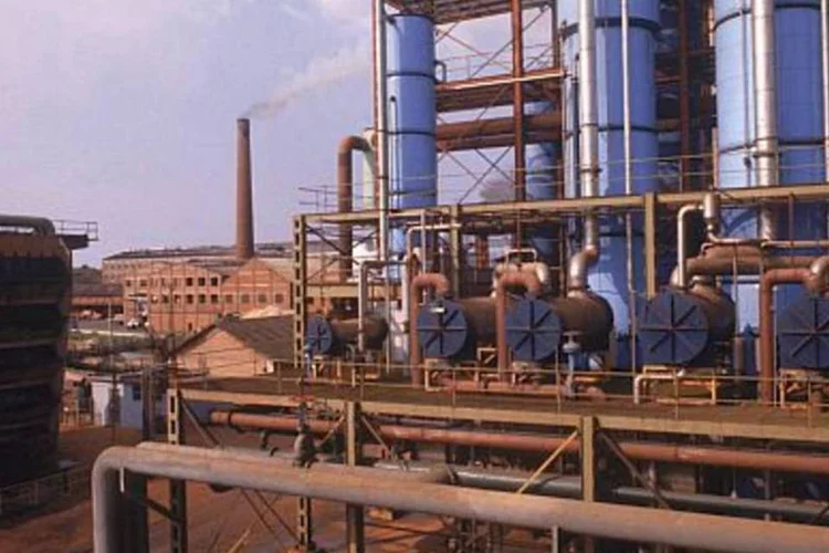 Usina de álcool: Do montante total anunciado em 2010, o setor de agronegócios respondeu pela maior participação, de 23,8% (.)