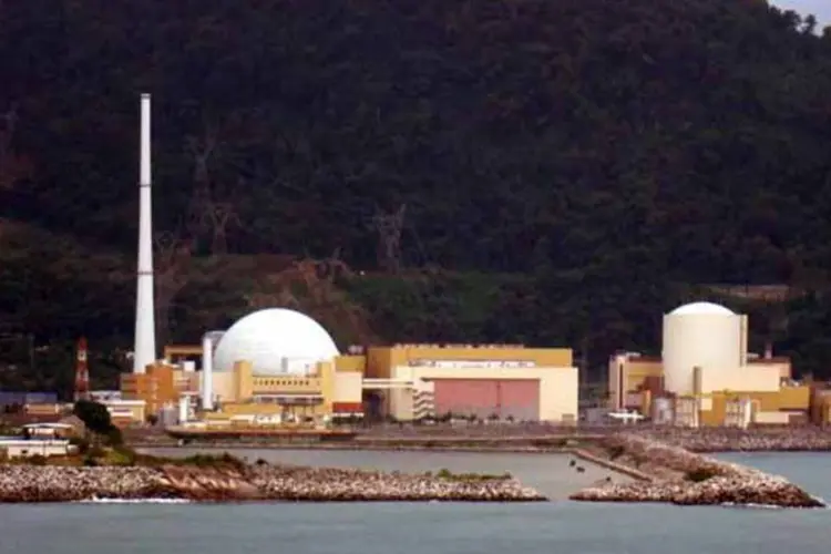 
	Usinas de Angra: usina ser&aacute; interligada ao SIN ainda aqu&eacute;m de sua capacidade m&aacute;xima de 640 megawatts
 (Wikimedia Commons)