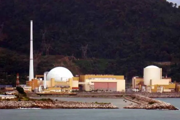
	Usinas de Angra: os investimentos est&atilde;o previstas em um plano de a&ccedil;&atilde;o elaborado pelo comit&ecirc; que revisou a seguran&ccedil;a das duas usinas ap&oacute;s o acidente nuclear de Fukushima.
 (Wikimedia Commons)