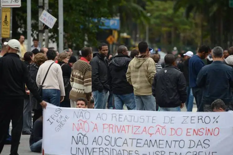 
	Protesto de funcion&aacute;rios da USP no Campus Butant&atilde;: greve j&aacute; dura mais de 100 dias
 (Marcello Casal Jr/Agência Brasil)