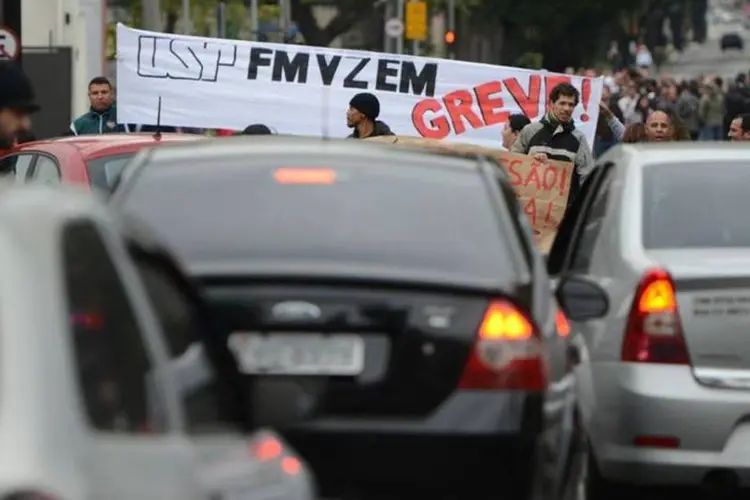 
	Funcion&aacute;rios, professores e alunos das universidades estaduais paulistas em protesto em frente ao port&atilde;o principal da USP
 (Marcello Casal Jr/Agência Brasil)