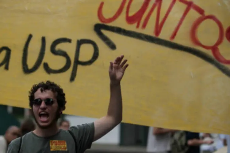 
	Estudantes da USP protestam: DCE manifestou rep&uacute;dio &agrave; decis&atilde;o judicial, lembrando que por duas vezes a Justi&ccedil;a negou o pedido de reintegra&ccedil;&atilde;o de posse feito pela reitoria
 (Agência Brasil)