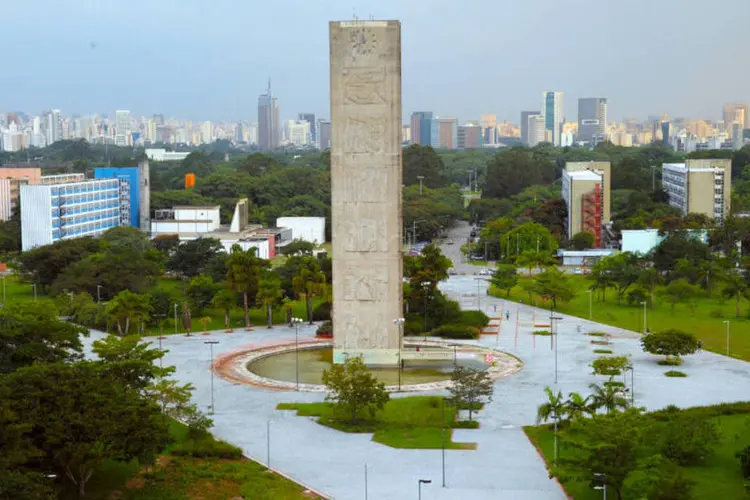 
	Pra&ccedil;a do Rel&oacute;gio, na USP: a melhor coloca&ccedil;&atilde;o da USP &eacute; em Odontologia, em 12&ordm; lugar
 (Cecília Bastos /Jornal da USP/ USP Imagens)