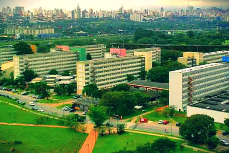 
	Conjunto residencial de alunos dentro da Cidade Universit&aacute;ria da USP
 (Wikimedia Commons)