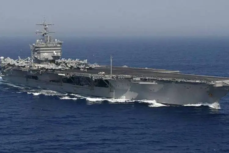 O porta-avião USS Enterprise está em trânsito no Golfo de Aden, enquanto o USS Abraham-Lincoln está no Mar de Omã (US Navy/Divulgação)