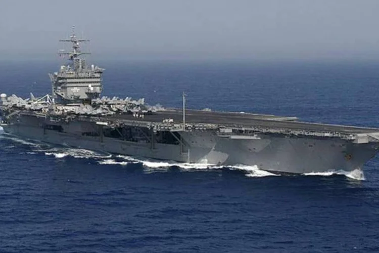O porta-avião USS Enterprise está em trânsito no Golfo de Aden, enquanto o USS Abraham-Lincoln está no Mar de Omã (US Navy/Divulgação)