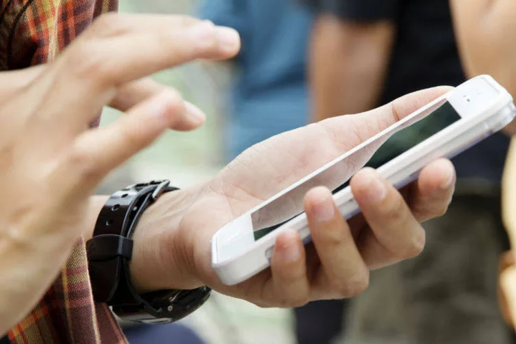 
	Celular: 46% acessam e-mails de trabalho nas horas de lazer
 (Thinkstock/ponsulak)