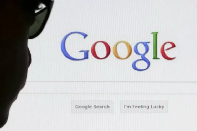 Usuário olha para página inicial do Google (Francois Lenoir/Reuters)