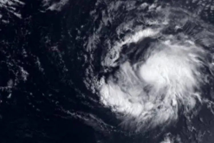 Os ventos com força de furacão de Hilary estendem-se a até 35km de seu olho (AFP / Fred Dufour)