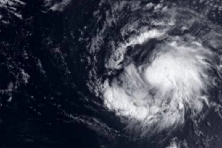Furacão Kátia: ventos de até 185 km/h (AFP / Fred Dufour)