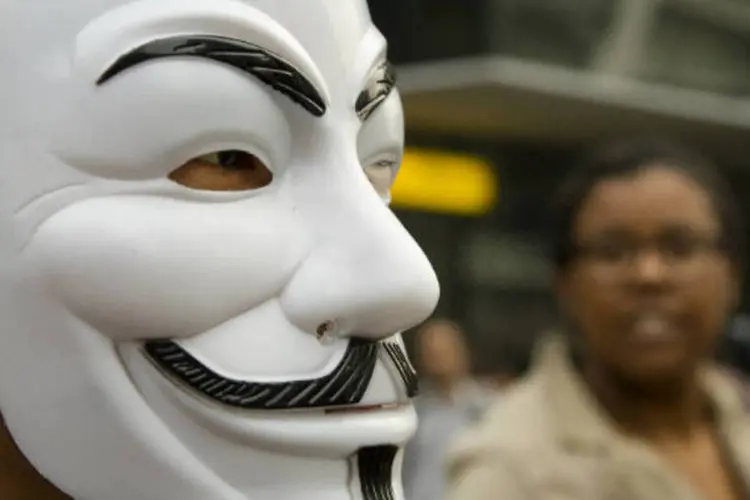 Manifestante usando máscara de Guy Fawkes em protesto em São Paulo (Marcos Santos/USP Imagens)
