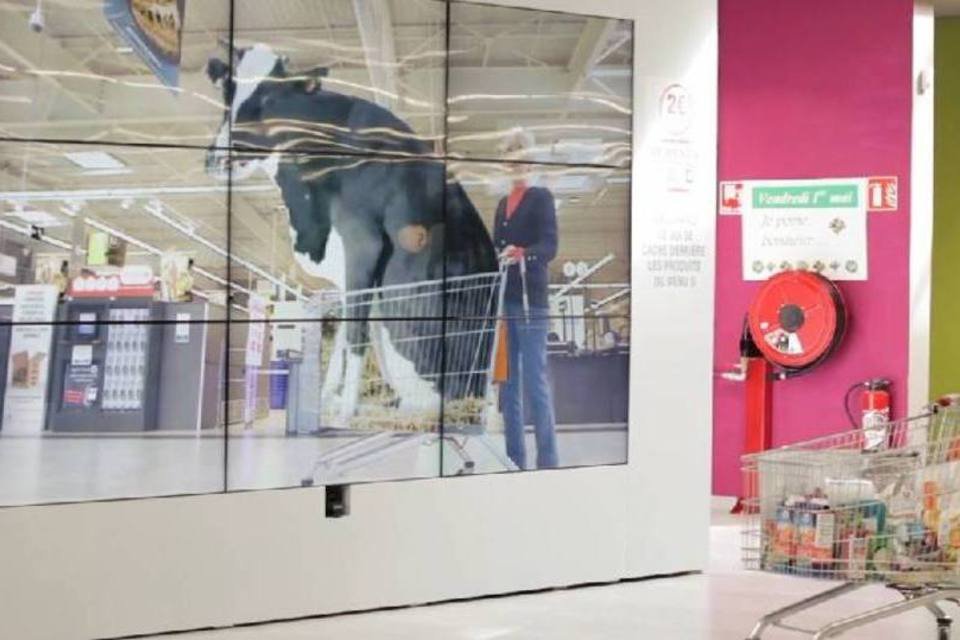 Clientes descobrem origem de alimentos no reflexo do espelho