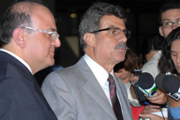 Os líderes do governo na Câmara e no Senado, Cândido Vaccarezza e Romero Jucá, falam sobre o aumento dos aposentados (.)