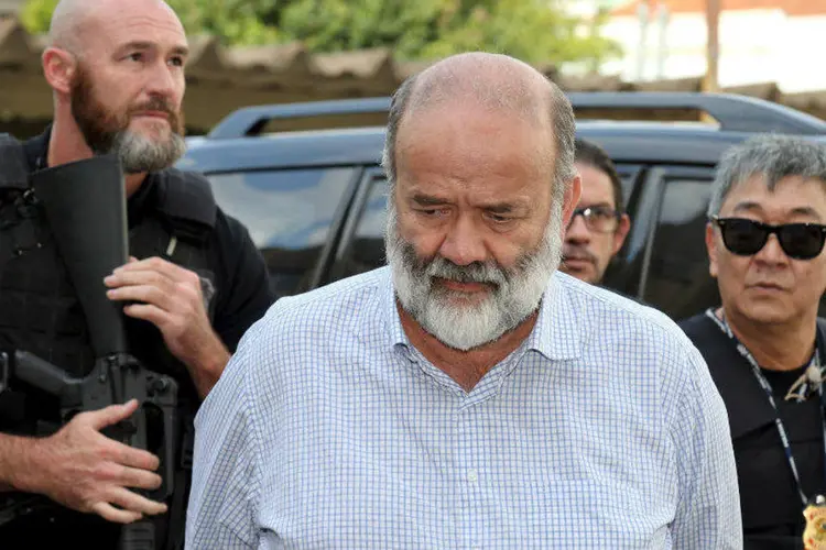 
	Jo&atilde;o Vaccari Neto, ex-tesoureiro do PT, sob cust&oacute;dia da PF em Curitiba: ele est&aacute; preso desde o dia 15
 (Rodolfo Buhrer/Reuters)