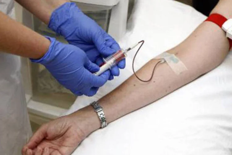 
	Ebola: casos est&atilde;o entre as quatro pessoas hospitalizadas com sintomas suspeitos de Ebola na quinta-feira
 (Steve Parsons/AFP)