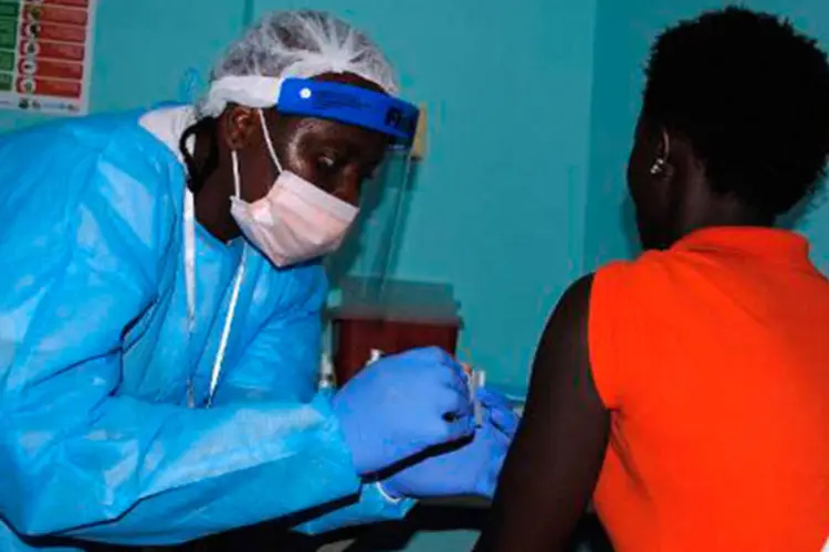 
	Volunt&aacute;ria &eacute; vacinada contra o Ebola em posto de sa&uacute;de de Monr&oacute;via, Lib&eacute;ria, em 2 de fevereiro
 (Zoom Dosso/AFP)