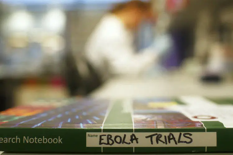 Caderno de pesquisa para a vacina de ebola: testes começam hoje com o primeiro grupo de voluntários (Eddie Keogh/Reuters)
