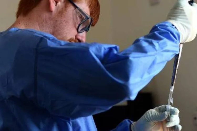 O grupo farmacêutico americano Johnson & Johnson anunciou ter realizado os primeiros testes em humanos de uma possível vacina contra o ebola (Francisco Leong/AFP)