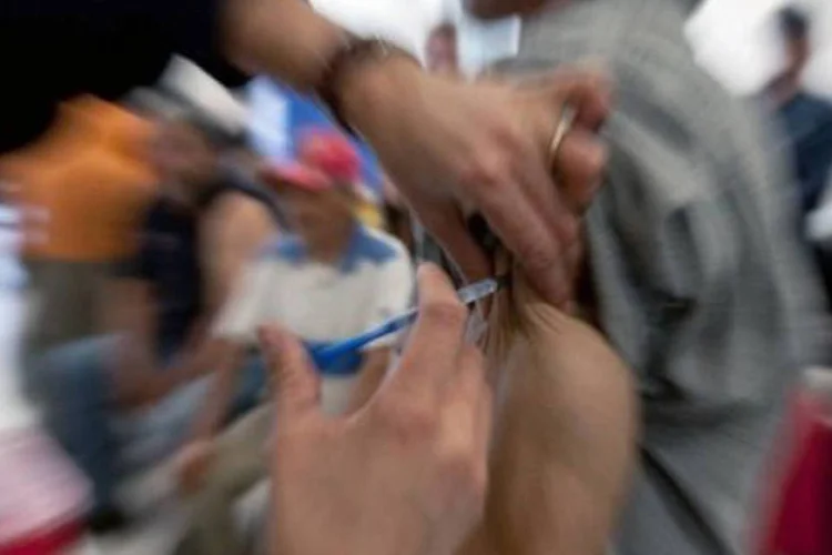Homem recebe vacina contra gripe aviária: ao contrário de outros estudos, este inclui o sudeste asiático e a África, que foram as regiões mais afetadas, com 51% de todos os óbitos (Jesus Alcazar)
