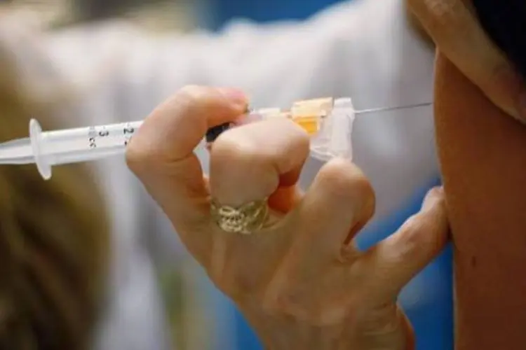
	Vacina contra o HPV &eacute; aplicada em uma adolescente: as aplica&ccedil;&otilde;es ocorrem nos postos de sa&uacute;de no hor&aacute;rio das 8h &agrave;s 17h
 (Joe Raedle/AFP)