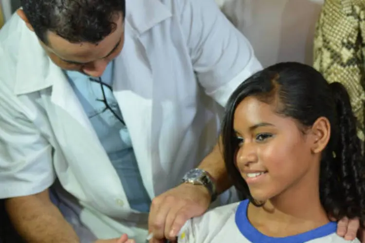 Menina recebe vacina contra o papiloma vírus (HPV): vírus é o principal causador do câncer de colo de útero (Elza Fiúza/ABr)