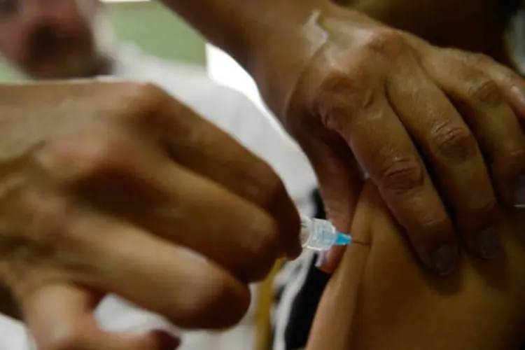 
	Vacina&ccedil;&atilde;o contra gripe: diferentemente das trivalentes que est&atilde;o no mercado brasileiro, que protegem contra tr&ecirc;s cepas do v&iacute;rus Influenza, a nova vacina protege contra quatro cepas
 (Marcelo Camargo/Agência Brasil)