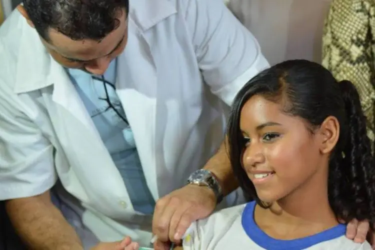 Estudante recebe a primeira dose da vacina contra o HPV (Elza Fiúza/Agência Brasil)