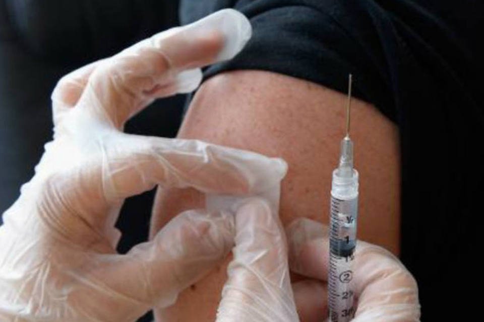 Médico aplica vacina contra meningite (Kevork Djansezian/AFP/AFP)