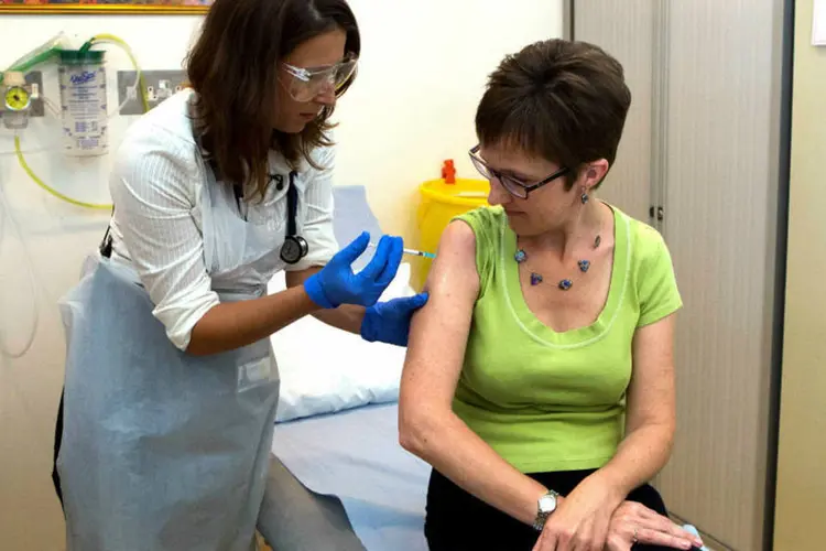 Ruth Atkins: ela é 1ª pessoa do Reino Unido a receber vacina experimental contra ebola (Steve Parsons/Pool/Reuters)