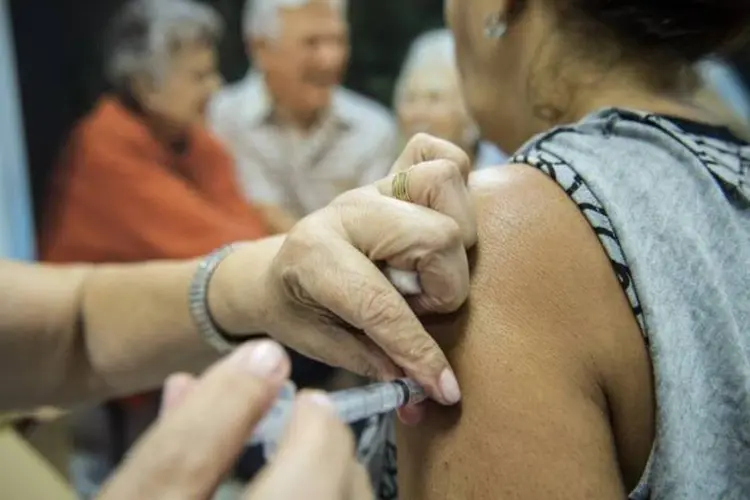 Idosos são vacinados em estação de metrô em Brasília, durante o dia D da Campanha Nacional de Vacinação contra Gripe de 2014 (Marcelo Camargo/Agência Brasil)