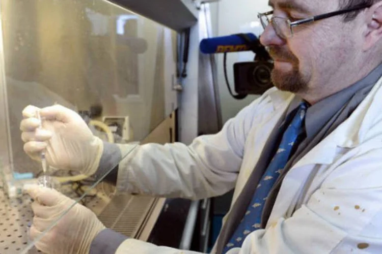 Cientista manipula seringa com vacina contra HPV (AFP / Anne-Christine Poujoulat)