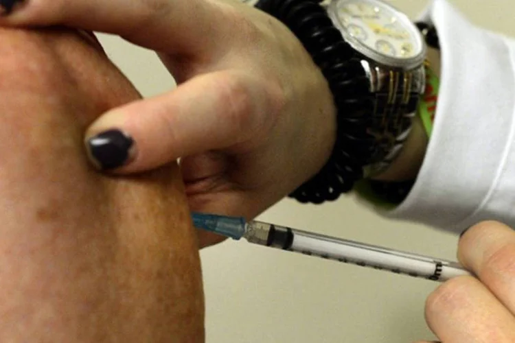 
	Mulher &eacute; vacinada: informa&ccedil;&atilde;o publicada na imprensa de que vacina contra gripe aumentava risco de perder beb&ecirc; levou grande n&uacute;mero de norueguesas a n&atilde;o se vacinar
 (AFP/ Timothy A. Clary)
