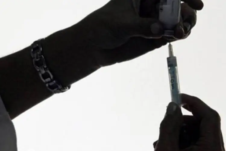 
	Vacina: para ficar completamente protegida contra a doen&ccedil;a, a pessoa precisa tomar tr&ecirc;s doses da vacina.
 (Cesar Manso/AFP)