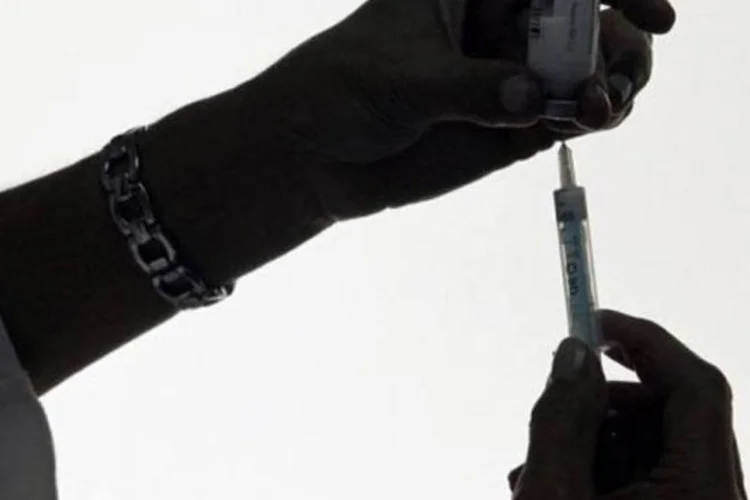 Médico prepara vacina: este ano, houve campanha nacional de vacinação contra a influenza A (H1N1) (Cesar Manso/AFP)