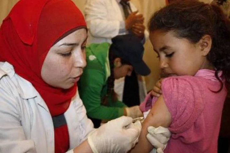 Criança síria é vacinada em um campo de refugiados no Líbano: 15 crianças morreram após receberam doses de vacina (AFP)
