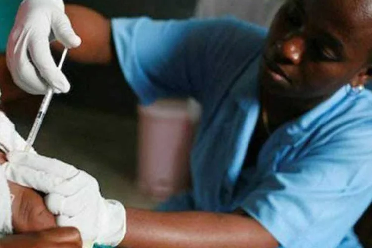 Enfermeira aplica vacina: o acordo prevê a transferência de tecnologia do laboratório público Biomanguinhos, da (Fiocruz), para o laboratório privado GlaxoSmithKline (AFP)