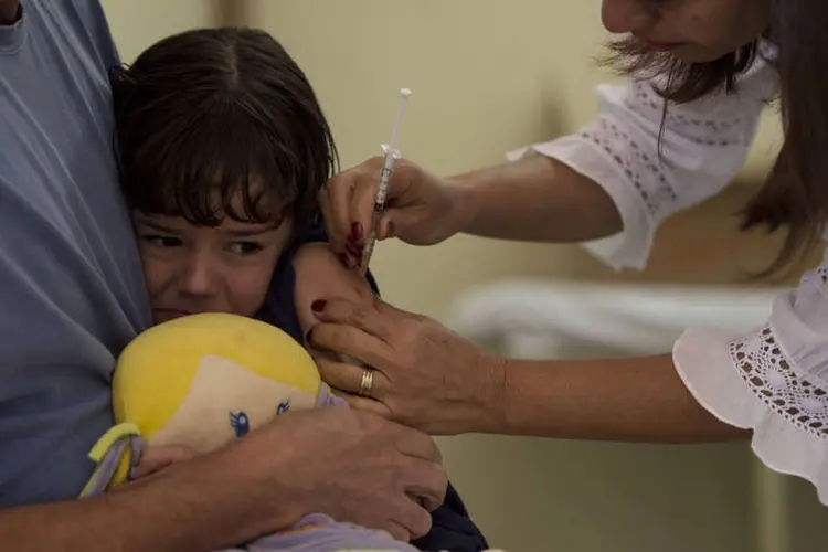 
	Vacina&ccedil;&atilde;o: a campanha tem como p&uacute;blico-alvo crian&ccedil;as a partir de 6 meses at&eacute; 5 anos incompletos e adultos entre 30 anos e 49 anos que nunca se vacinaram
 (Marcelo Camargo/Agência Brasil)