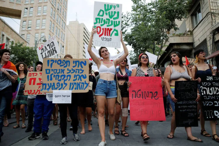 
	Marcha das vadias: &quot;A pol&iacute;cia autorizou a marcha. Mas nos imp&ocirc;s muitas restri&ccedil;&otilde;es&quot;, explicou Tamar Ben David, uma das organizadoras
 (Amir Cohen / Reuters)