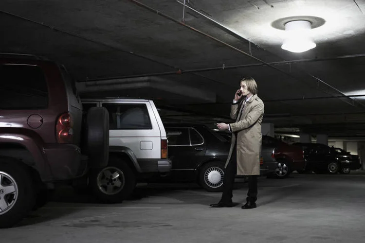 
	Homem caminha em estacionamento de pr&eacute;dio: compara&ccedil;&atilde;o de pre&ccedil;os entre im&oacute;veis com e sem vagas foi feita pelo Secovi do Rio em oito bairros
 (Thomas Northcut/Thinkstock)