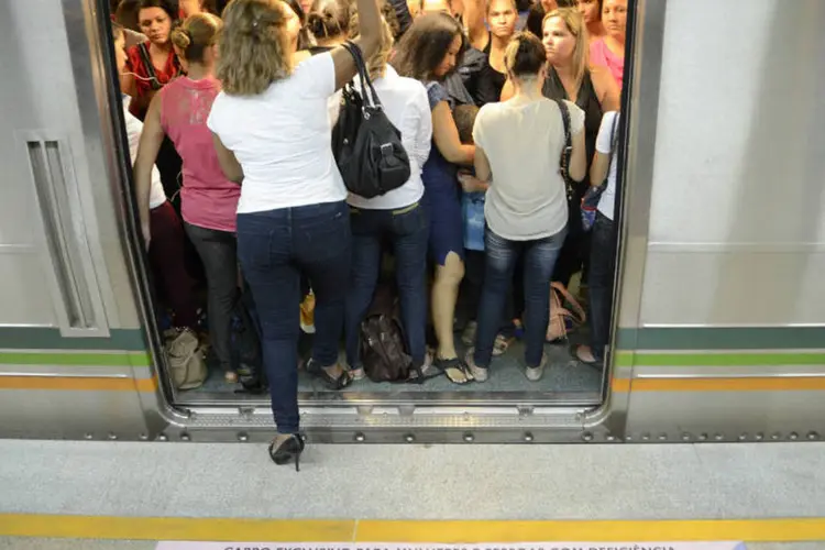 
	Vag&atilde;o rosa: mulheres embarcam em carro exclusivo no metr&ocirc; de Bras&iacute;lia
 (Rodrigues Pozzebom/ Agência Brasil)