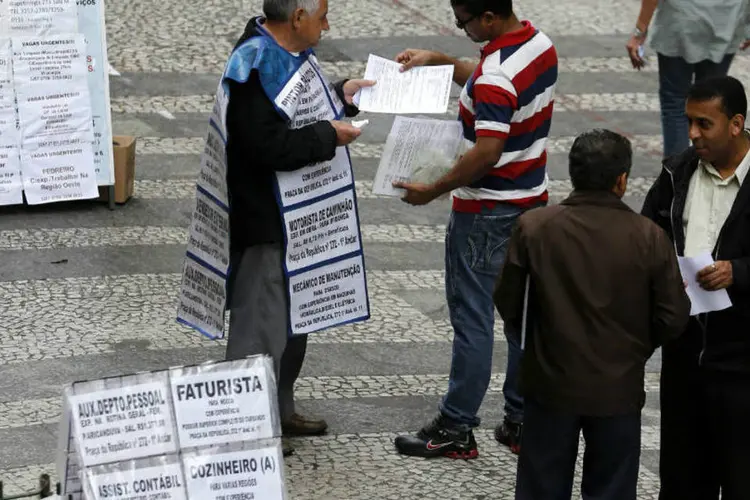 
	Pessoas olham vagas de trabalho: queda do desemprego registrada este ano n&atilde;o deve ocorrer em 2015
 (REUTERS/Paulo Whitaker)