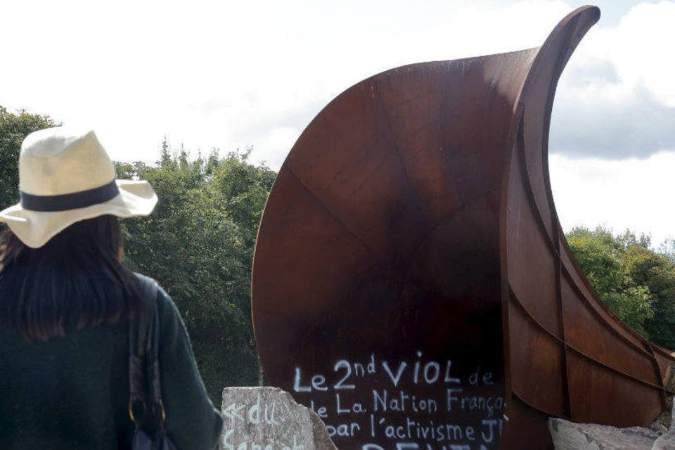 "Vagina da rainha" é alvo de vandalismo em Paris