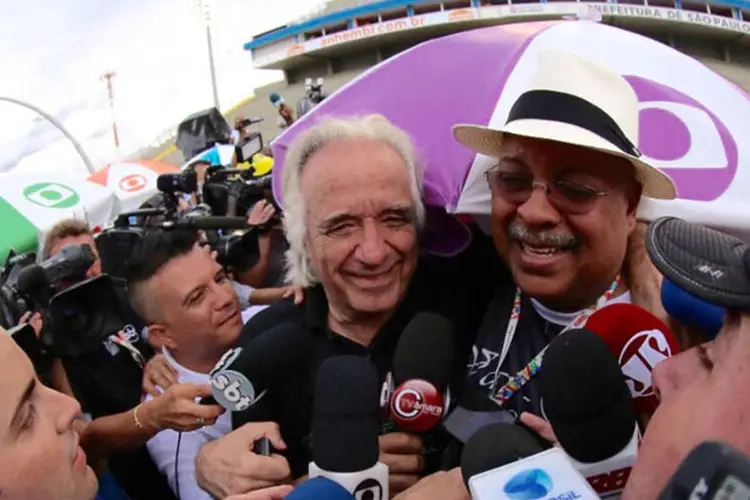 
	Tobias da Vai-Vai e o maestro Jo&atilde;o Carlos Martins comemoram o t&iacute;tulo de campe&atilde; do carnaval de S&atilde;o Paulo
 (Paulo Pinto/ Fotos Públicas)