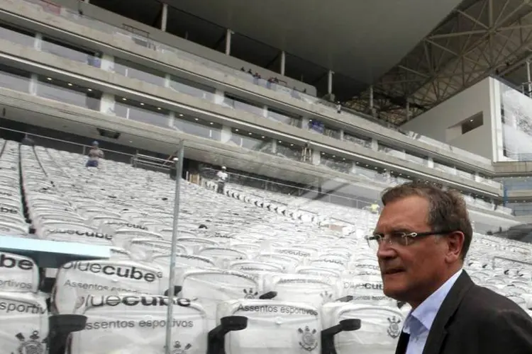 Secretário-geral da Fifa, Jérôme Valcke, durante visita à Arena de São Paulo, o Itaquerão, uma das sedes da Copa do Mundo de 2014 (Paulo Whitaker/Reuters)