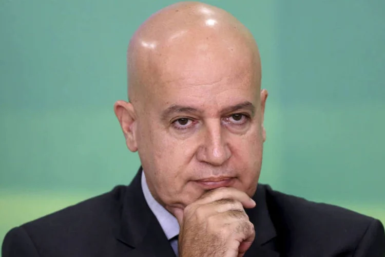 
	Valdir Sim&atilde;o: segundo o ministro, o governo espera publicar nos pr&oacute;ximos dias novos decretos de redu&ccedil;&atilde;o de cargos em minist&eacute;rios
 (Ueslei Marcelino/ Reuters)