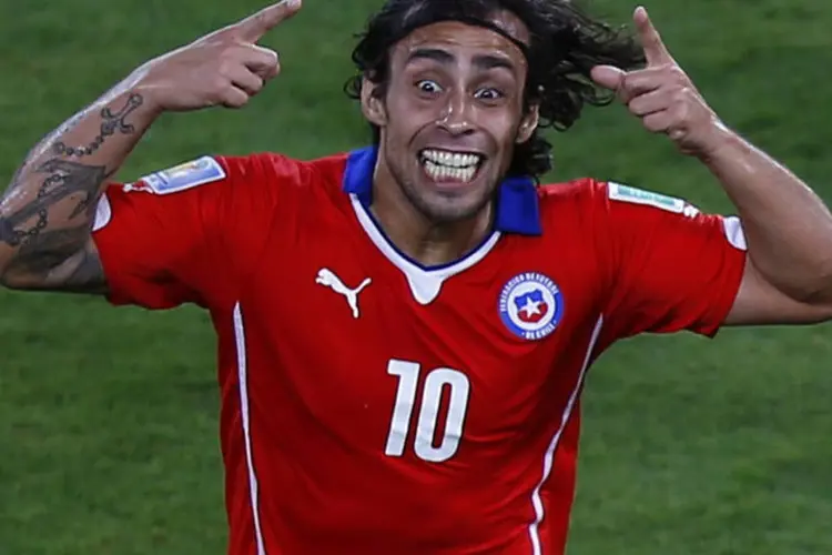 
	Meia Vald&iacute;via comemora gol na vit&oacute;ria do Chile sobre a Austr&aacute;lia por 3 a 1 na Copa
 (Amr Abdallah Dalsh/Reuters)