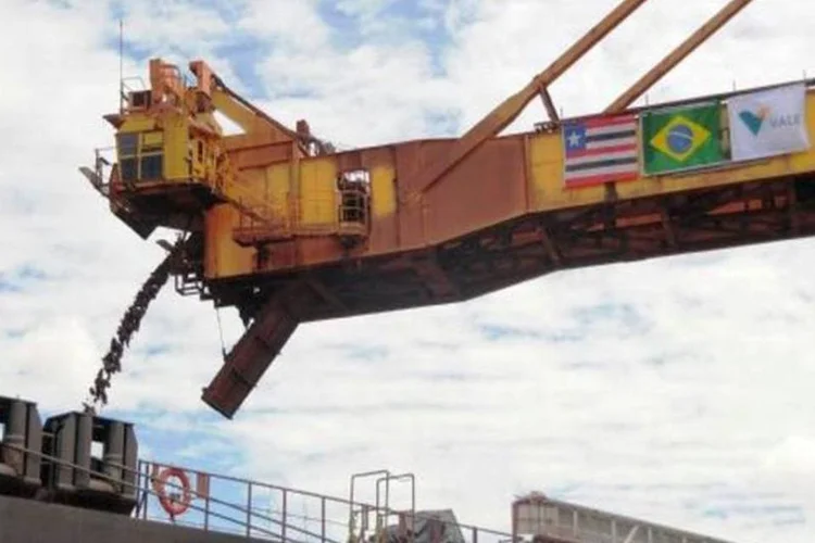 Especulações de que as siderúrgicas chinesas vão aumentar as compras de minério de ferro da BHP em detrimento de encomendas da Vale aumentaram (Divulgação)
