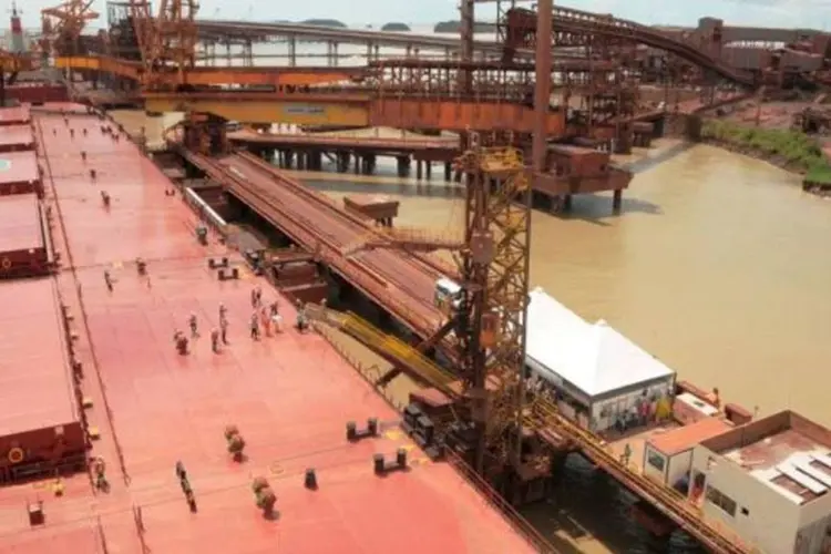 Carregamento do navio Vale Brasil: a empresa informou que sua decisão é “consistente com sua rigorosa disciplina de alocação de capital” (Agência Vale/Divulgação)