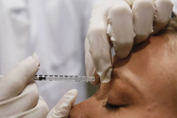 Especialista aplica produto da Valeant Pharmaceuticals na pele de consumidora (Patrick T. Fallon/Bloomberg)